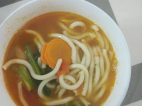 炒锅内加热水烧开,加入白菜,菠菜煮熟,加入乌冬面,面煮熟出锅