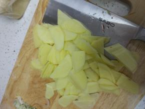 土豆去皮，切片，备用