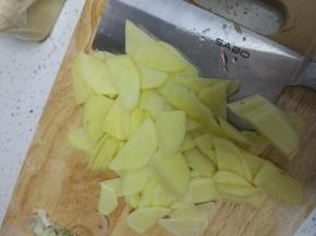 土豆去皮，切片，备用