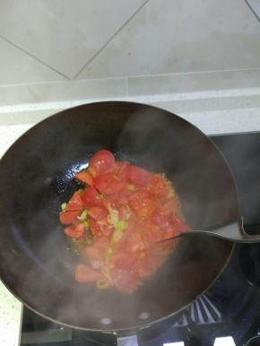 锅内放油烧热加入葱姜蒜爆香,加入西红柿炒软软烂,放适量的盐调味