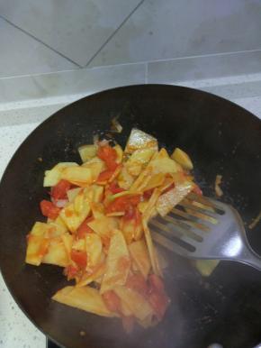 加入土豆片翻炒