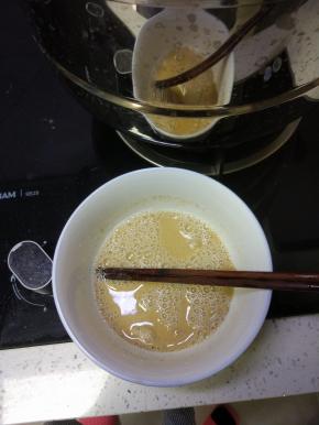 面粉加入调成面糊