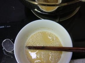 面粉加入调成面糊