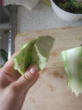 取西蓝花梗，洗净，切两半之后，去除外面的一层硬皮