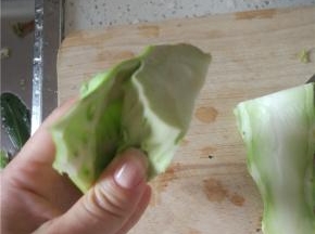 取西蓝花梗，洗净，切两半之后，去除外面的一层硬皮