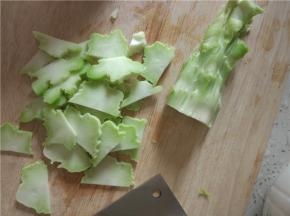 3.处理好的西蓝花梗，切片