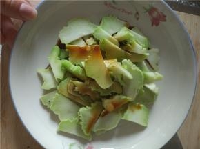 放入适量的盐、酱油、醋、味极鲜进行调味，拌匀