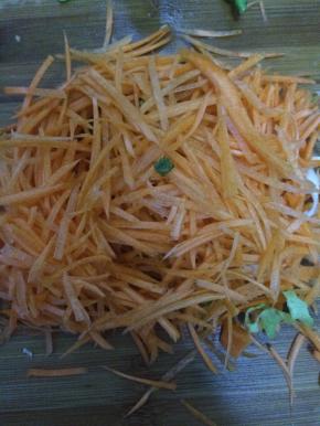 胡萝卜削皮擦成丝状