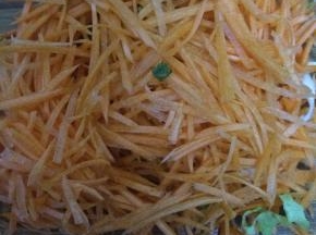 胡萝卜削皮擦成丝状