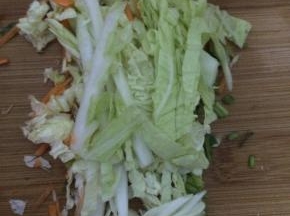 白菜和生菜切成条状