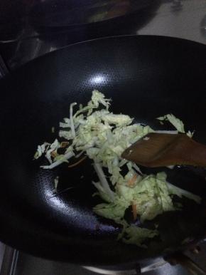 锅内放入适量油，放入葱花，然后把白菜和生菜放入锅中炒一分钟左右