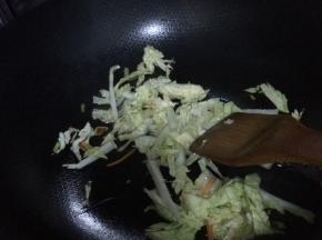 锅内放入适量油，放入葱花，然后把白菜和生菜放入锅中炒一分钟左右