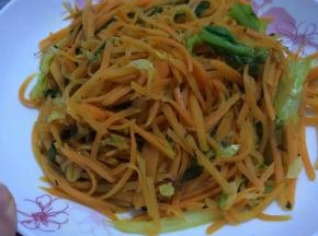 胡萝卜炒软，翻炒出锅。
