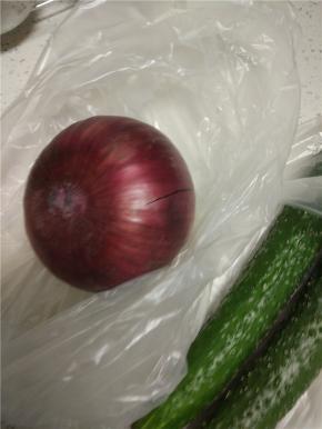 洋葱去除外面的老皮，清洗干净