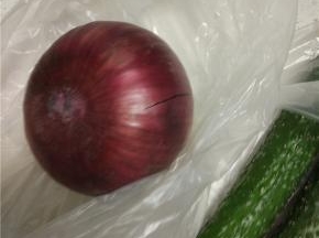 洋葱去除外面的老皮，清洗干净