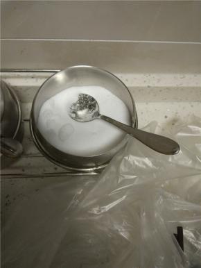 洋葱放入碗内，加入适量的盐