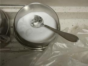 洋葱放入碗内，加入适量的盐