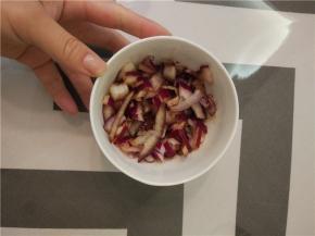 加入醋、味极鲜、酱油、适量的香油，拌匀即可