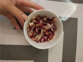 加入醋、味极鲜、酱油、适量的香油，拌匀即可