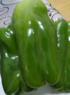 青椒清洗干净，把籽取出。切成块状