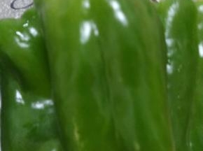 青椒清洗干净，把籽取出。切成块状