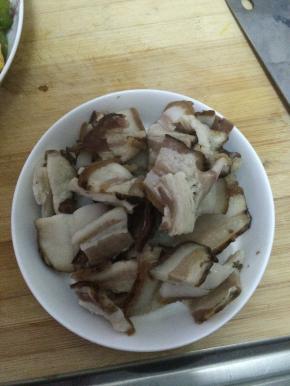 腊肉准备好，放入盘子中。
