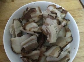 腊肉准备好，放入盘子中。