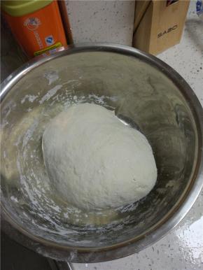 适量的面粉加入一个鸡蛋揉成光滑的面团，醒二十分钟备用