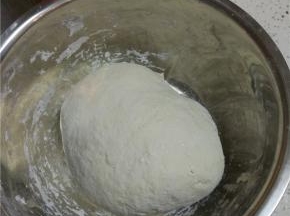 适量的面粉加入一个鸡蛋揉成光滑的面团，醒二十分钟备用