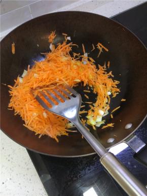 胡萝卜擦丝，锅内放油放入葱姜蒜爆香加入胡萝卜炒软