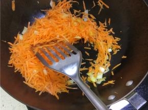 胡萝卜擦丝，锅内放油放入葱姜蒜爆香加入胡萝卜炒软