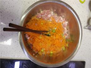 超好的胡萝卜加入肉馅中，放入适量的盐，酱油，味极鲜调味粉，香油用筷子顺着一个方向搅匀