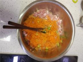 超好的胡萝卜加入肉馅中，放入适量的盐，酱油，味极鲜调味粉，香油用筷子顺着一个方向搅匀