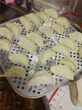 擀皮，包成水饺