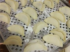 擀皮，包成水饺