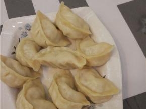 锅内放水烧开，放入包好的水饺，大火煮开之后放入半碗凉水，反复三次即可