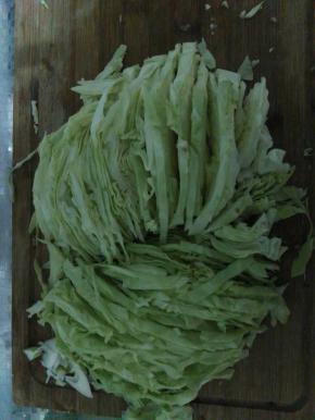 把卷心菜切成条状