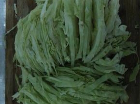 把卷心菜切成条状