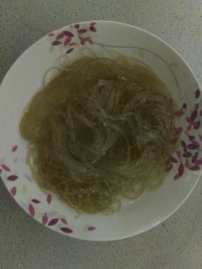 锅内烧开水，把粉条放入锅中煮两分钟左右捞出。