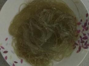 锅内烧开水，把粉条放入锅中煮两分钟左右捞出。