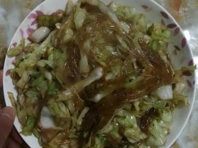 锅内放入适量油，加入调料，放入卷心菜炒两分钟，加入粉条，翻炒均匀之后，翻炒出锅