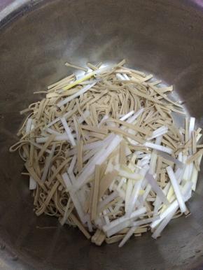 把豆腐和葱放入调制盆中。