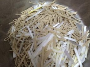 把豆腐和葱放入调制盆中。