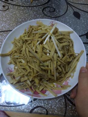 加入适量的盐，味达美，醋，香油。调制好的菜品放入盘子中