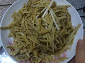 加入适量的盐，味达美，醋，香油。调制好的菜品放入盘子中