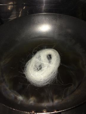 粉丝用清水清洗一遍，放入锅中开锅即可捞出。