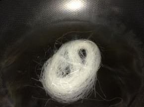 粉丝用清水清洗一遍，放入锅中开锅即可捞出。
