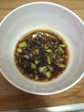 把葱剁碎，加入醋、香油、盐等调料。