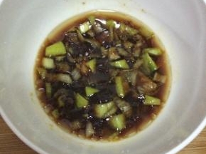 把葱剁碎，加入醋、香油、盐等调料。