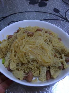 把拌好的原料倒入粉丝，可以加入（花生米和面筋根据个人喜好）搅拌均匀即可